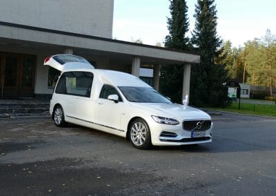 Hautauskuljetus Jyväskylä auto valkoinen