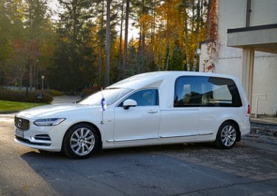 Hautauskuljetus Jyväskylä auto valkoinen